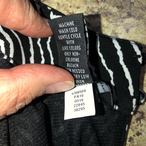 Keyhole Neckline Dress - Picture 7 of 7